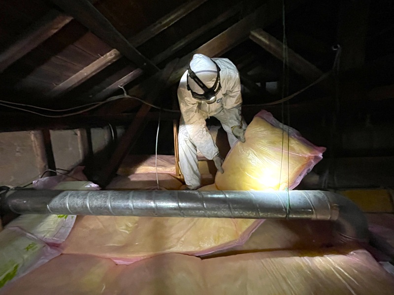 屋根裏 断熱材交換
