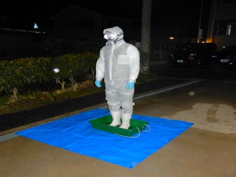 滅菌スーツ・防護服の着用