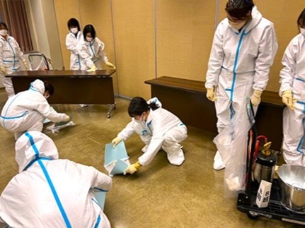 部屋の中の清掃の様子