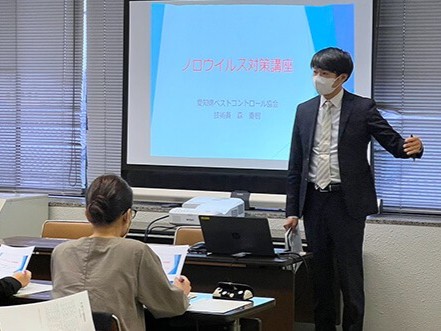 ノロウィルス対策講座を行っている様子