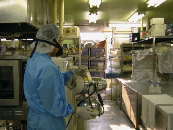 殺菌消毒作業の様子