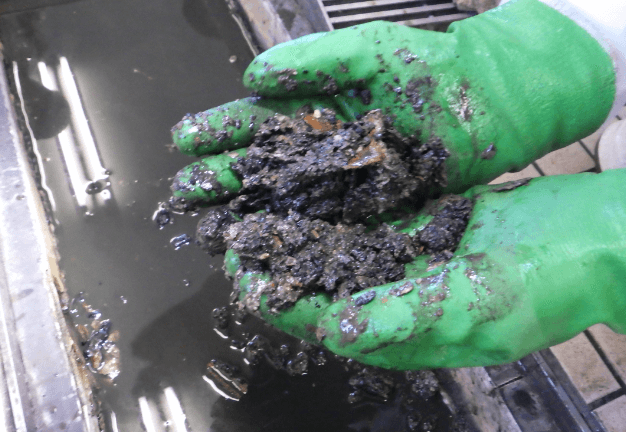 排水管を洗浄し、出てきた汚泥の様子